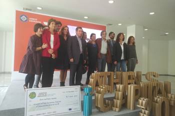 Μια ομάδα ανθρώπων βγάζουν μια αναμνηστική φωτογραφία ως η νικήτρια ομάδα του διαγωνισμού Ευρωπαϊκή Πρωτεύουσα Καινοτομίας